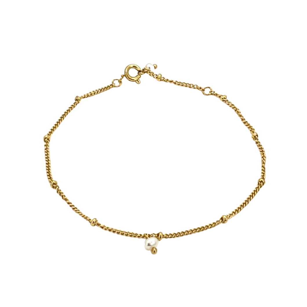 A true classic, the Pearl Bracelet is an effortless way to bring the natural beauty of pearls into your everyday wardrobe. Lightweight and practical, this dainty bracelet can be layered with other bracelets or worn alone as a statement piece.