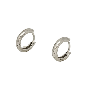 Benny hoop earrings are the perfect everyday piece. These lightweight, classic baby hoops can be worn alone or stacked with other styles for a more dramatic look.